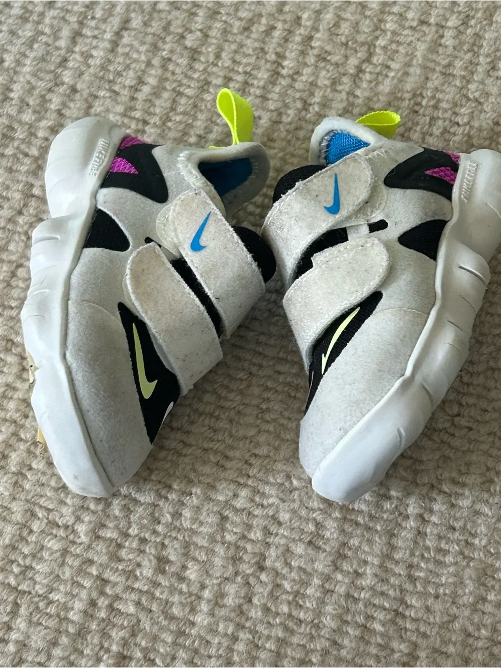 Nike Kids Sneakers in Light Gray with Neon Yellow and Black Accents